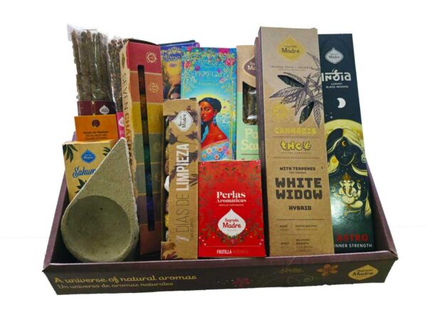 Exhibidor Sagrada Madre con productos seleccionados.